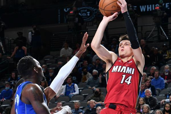 再次展现出 再次展现出