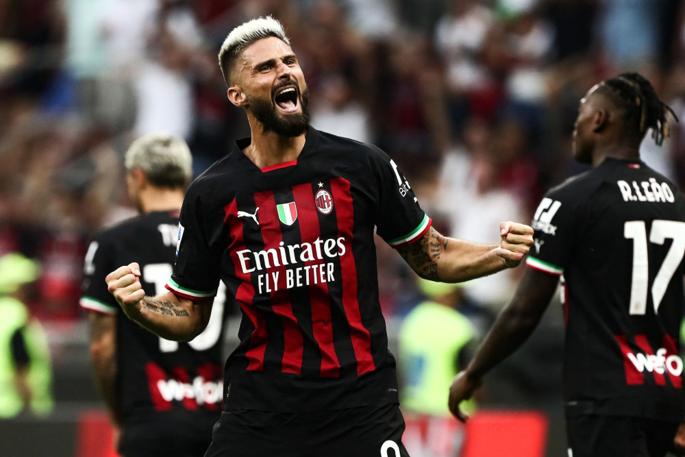 热格罗瓦社媒晒体检时与皮耶罗合影：传奇！很高兴能够见到你