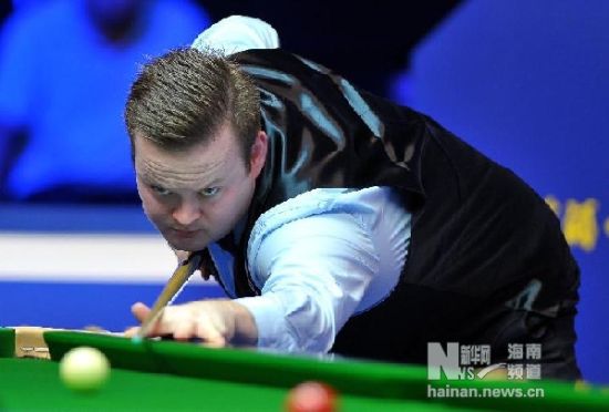 切尔西老板伯利被拍到在看台玩手机，球迷：他在